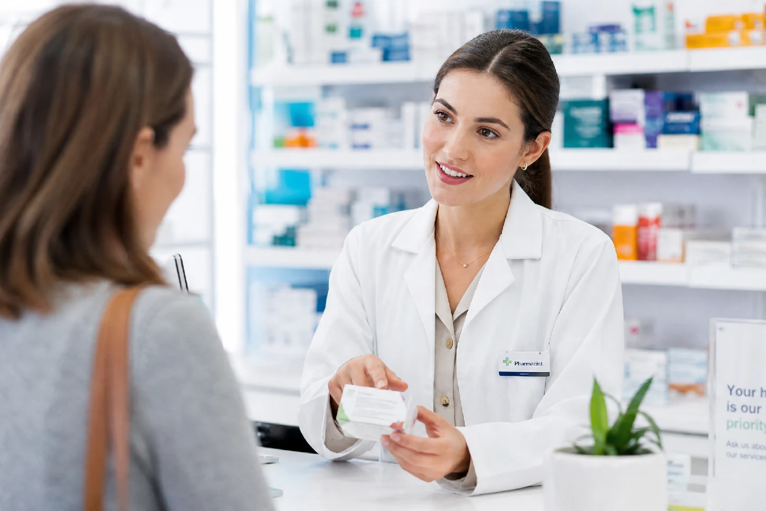 Prenotazioni per esami e servizi in farmacia: come gestirle senza bloccare il banco